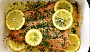 salmón al horno con limón y ajo