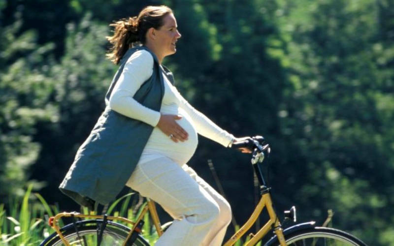 embarazada montando en bicicleta
